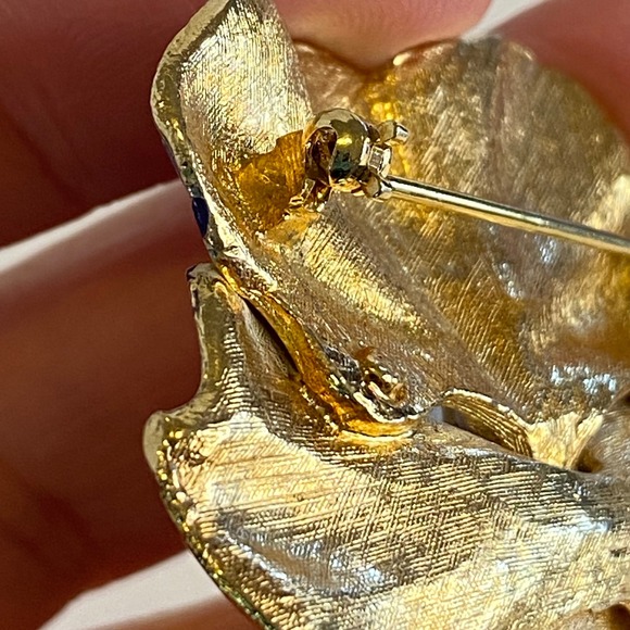 Hand Painted Enamel Pansy Brooch Gold Tone Blue Rhinestone Faux Pearl Floral Pin - Picture 12 of 13